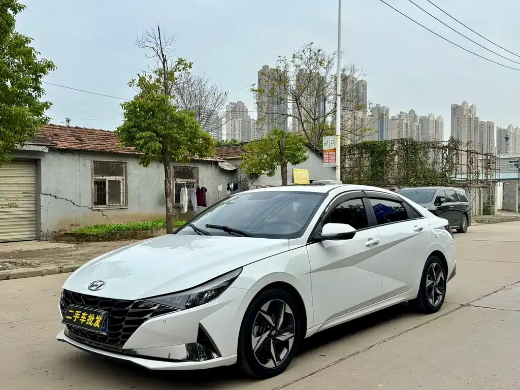 Hyundai Elantra — фото 1