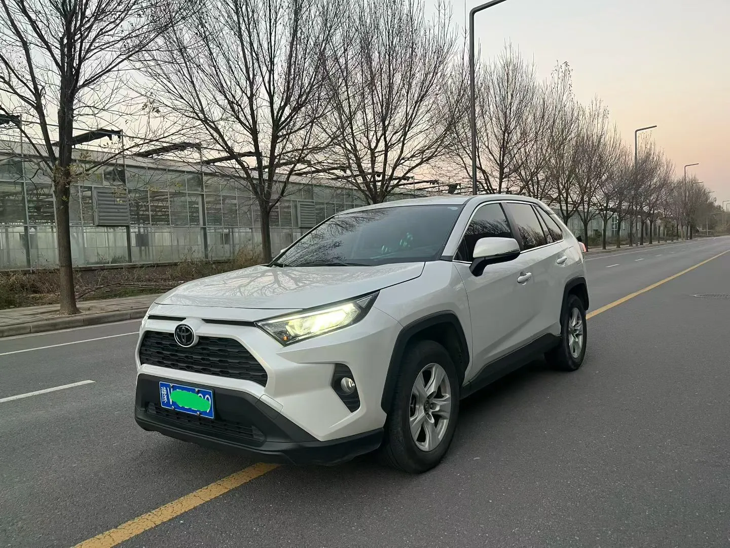 Toyota RAV4 — фото 1