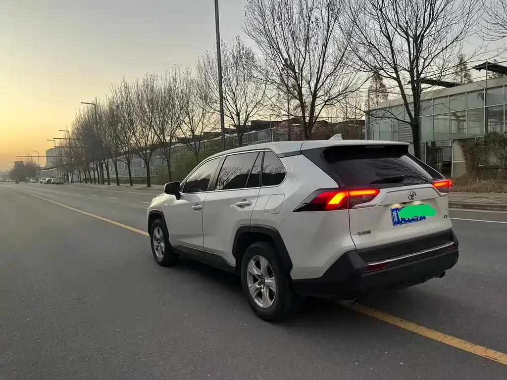 Toyota RAV4 — фото 2