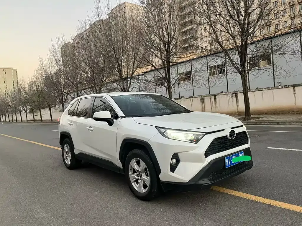 Toyota RAV4 — фото 3
