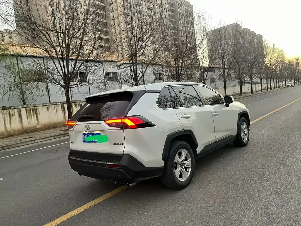 Toyota RAV4 — фото 4