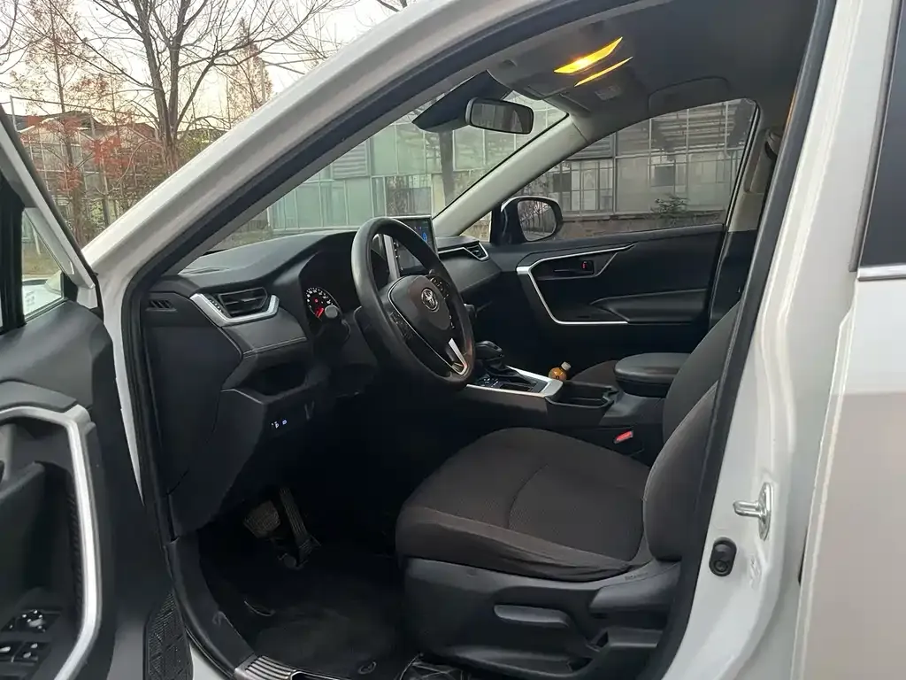 Toyota RAV4 — фото 5