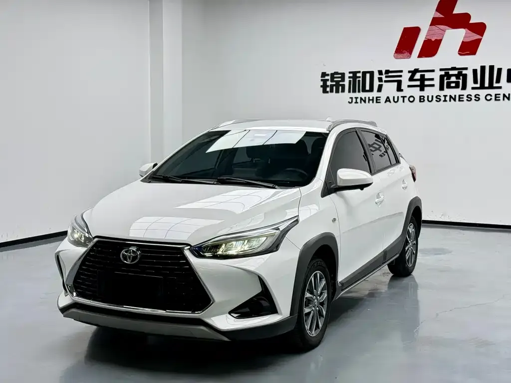 Toyota Yaris L — фото 1