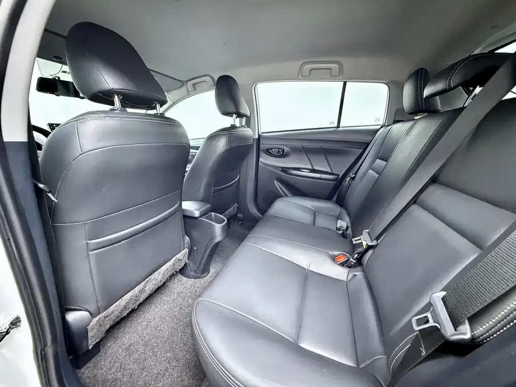 Toyota Yaris L — фото 10