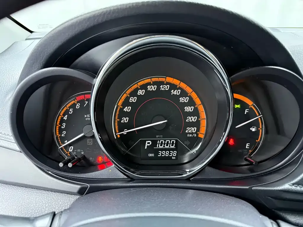 Toyota Yaris L — фото 4