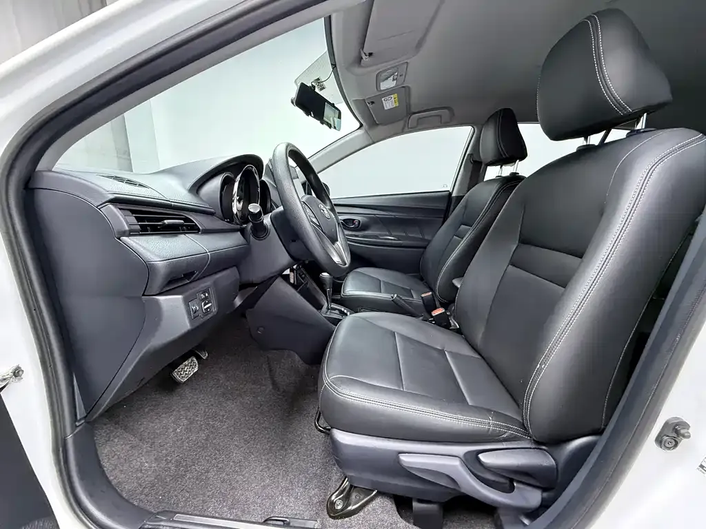 Toyota Yaris L — фото 7