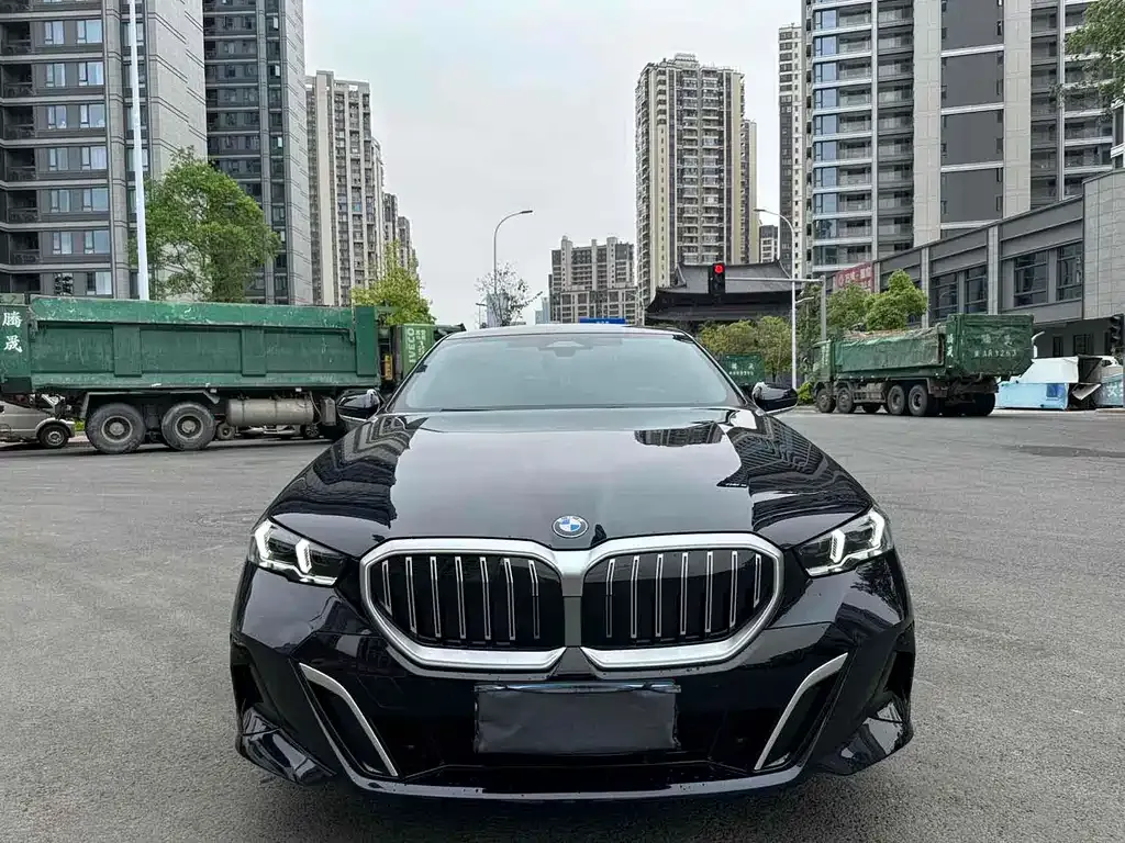 BMW 5 Series — фото 1