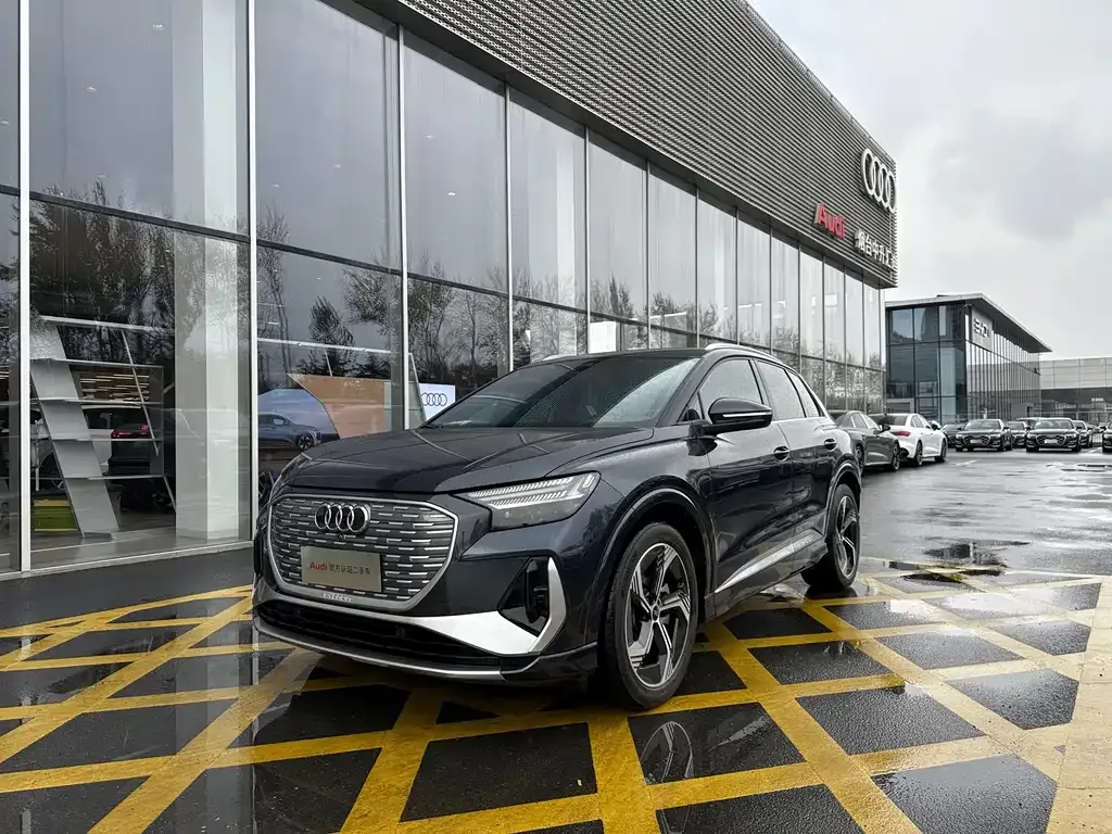 Audi Q4 e-tron — фото 1