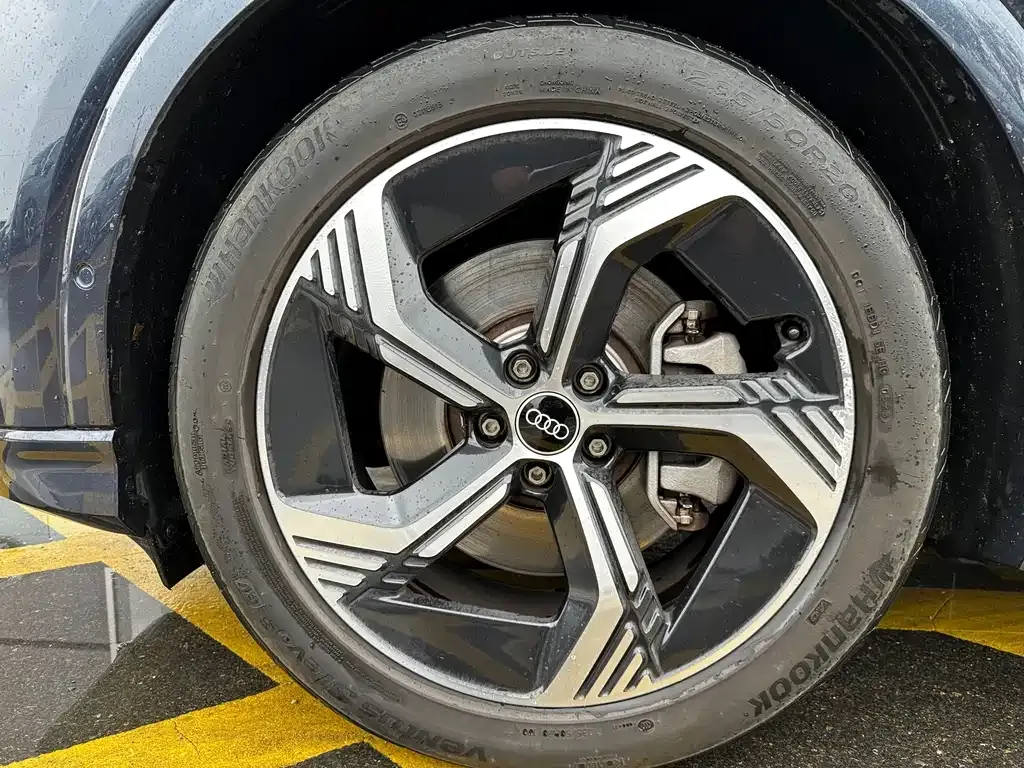 Audi Q4 e-tron — фото 3