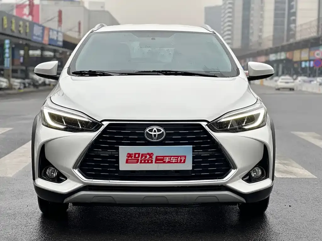 Toyota Yaris L — фото 1