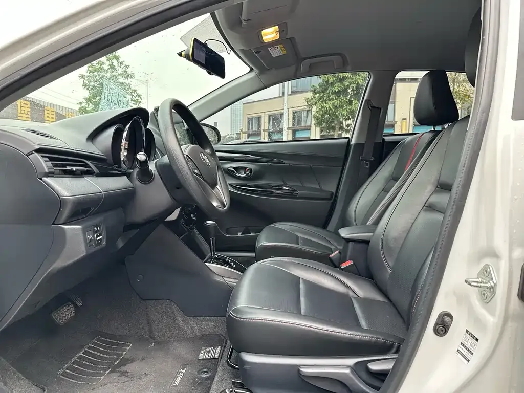 Toyota Yaris L — фото 3