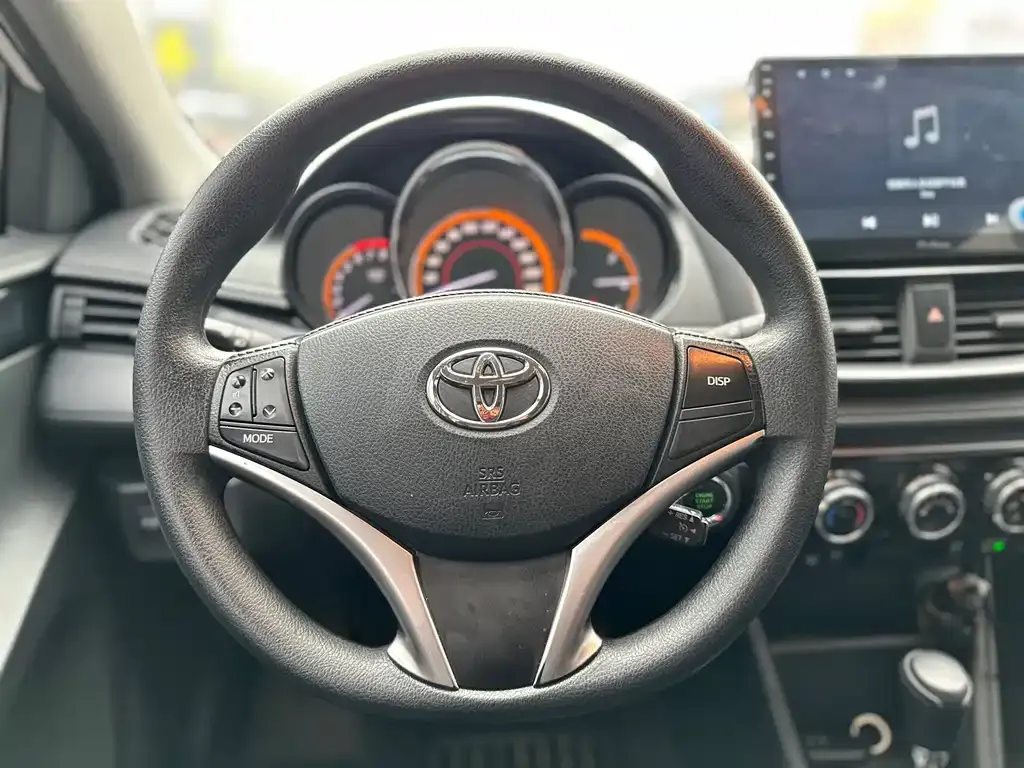 Toyota Yaris L — фото 7