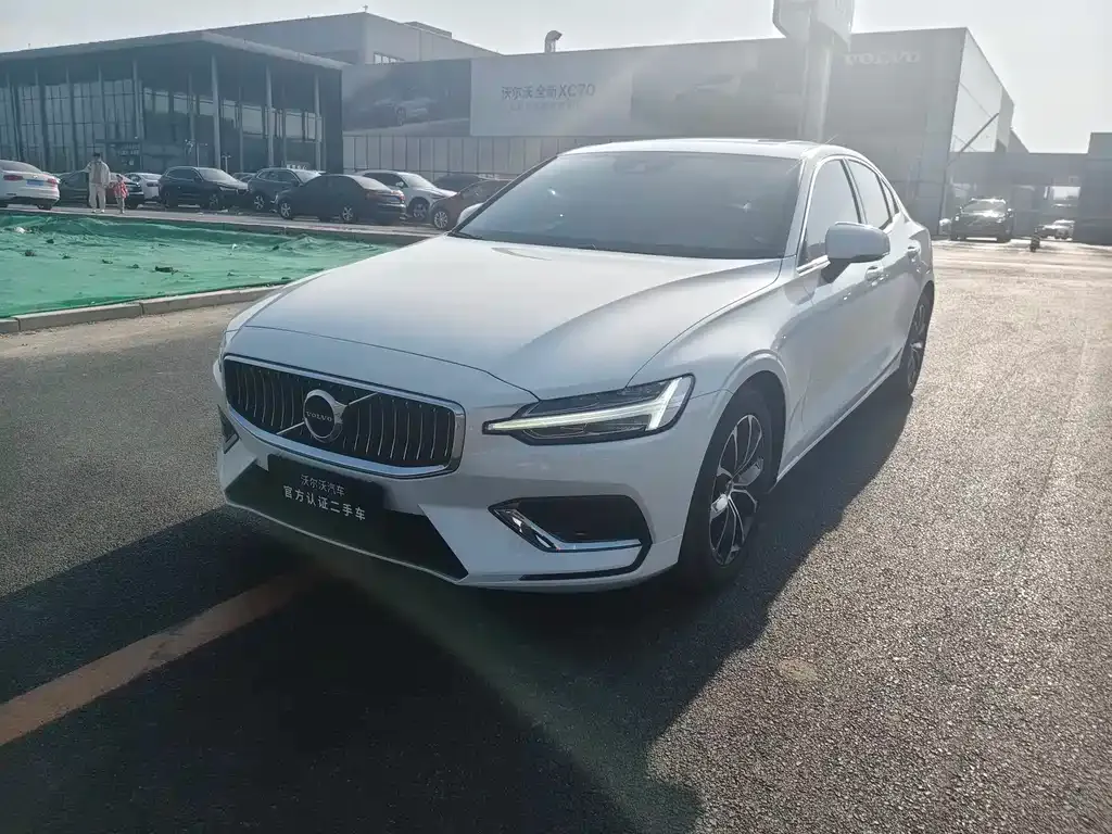 Volvo S60 — фото 1