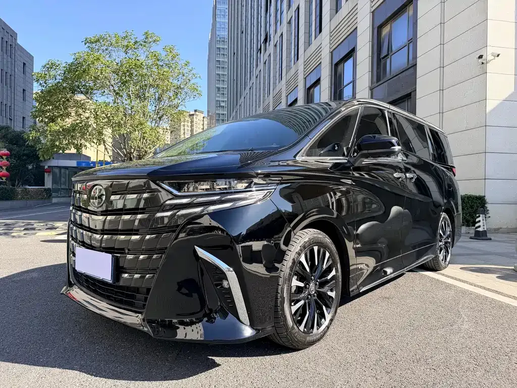 Toyota Alphard — фото 1