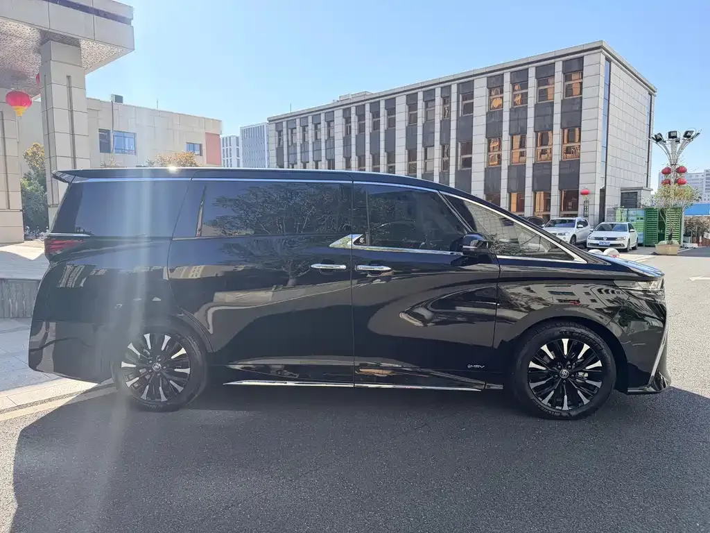 Toyota Alphard — фото 4