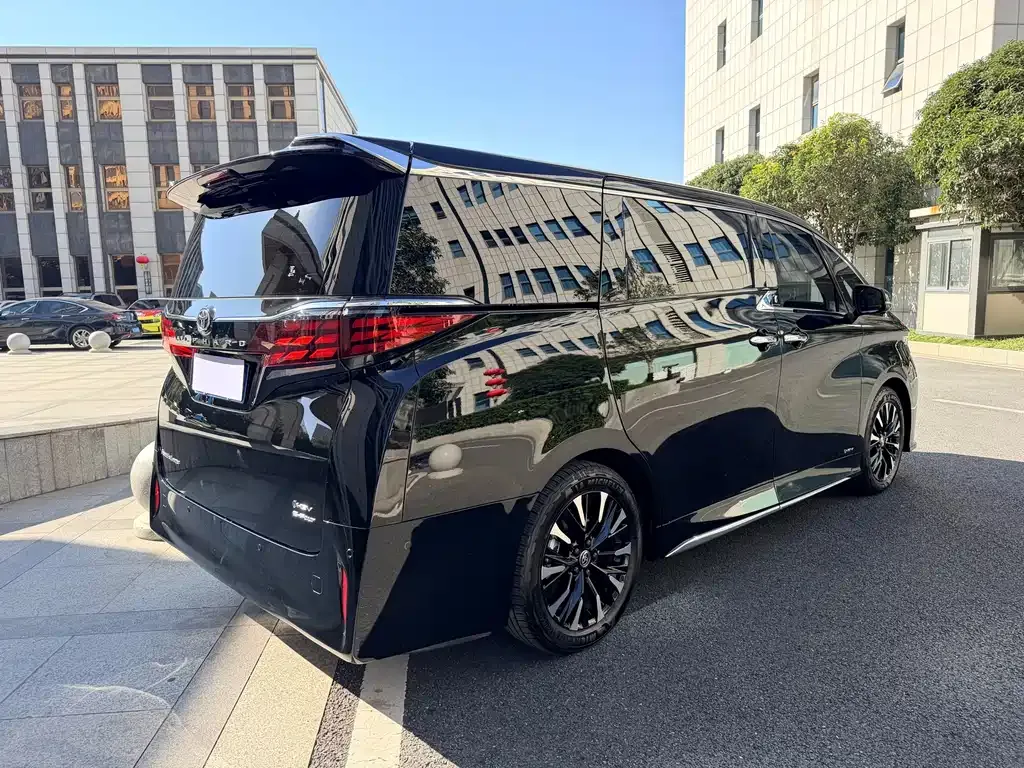 Toyota Alphard — фото 5