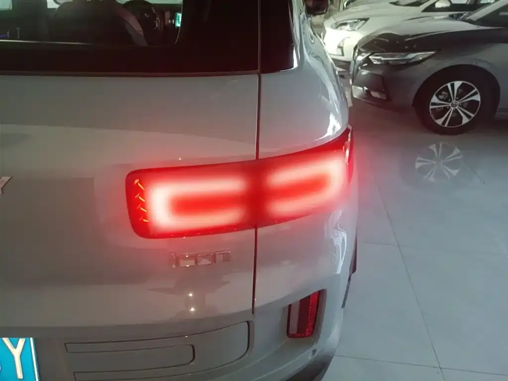Geely Icon — фото 8