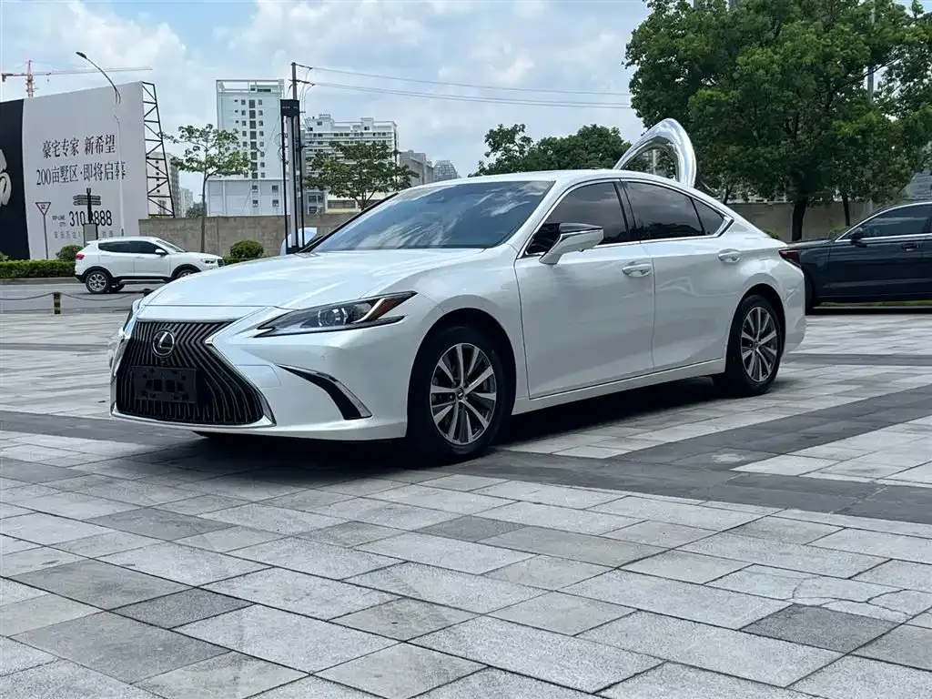 Lexus ES — фото 1