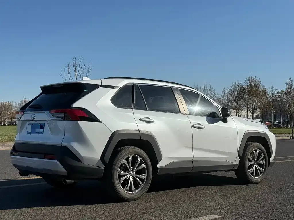 Toyota RAV4 — фото 6