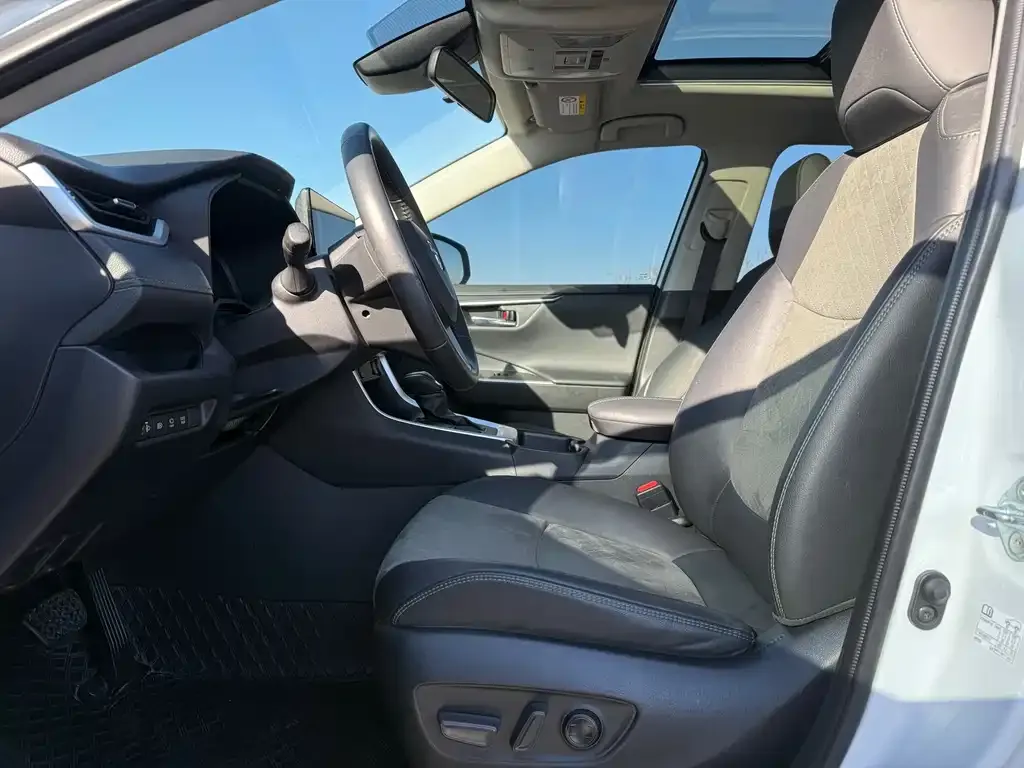 Toyota RAV4 — фото 9