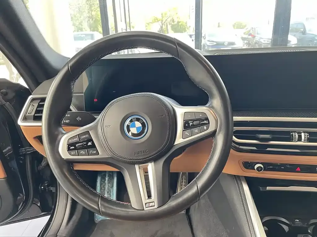 BMW i4 — фото 10