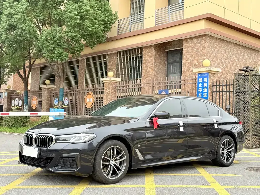BMW 5 Series — фото 1