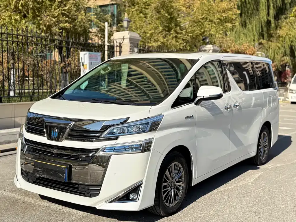 Toyota Vellfire — фото 1