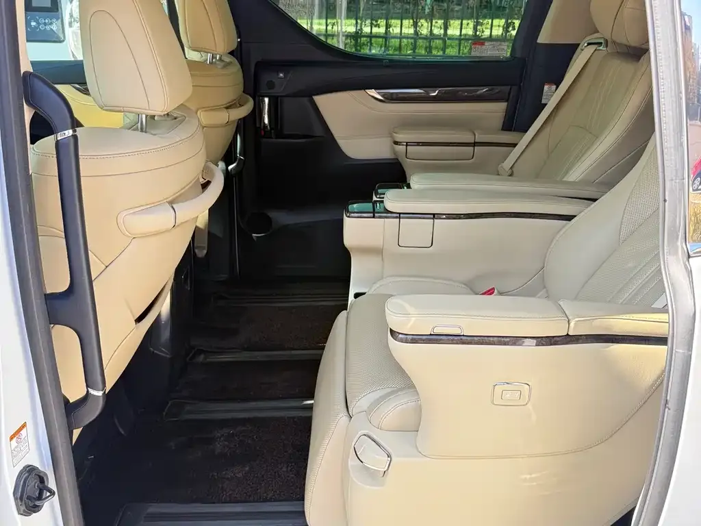Toyota Vellfire — фото 6