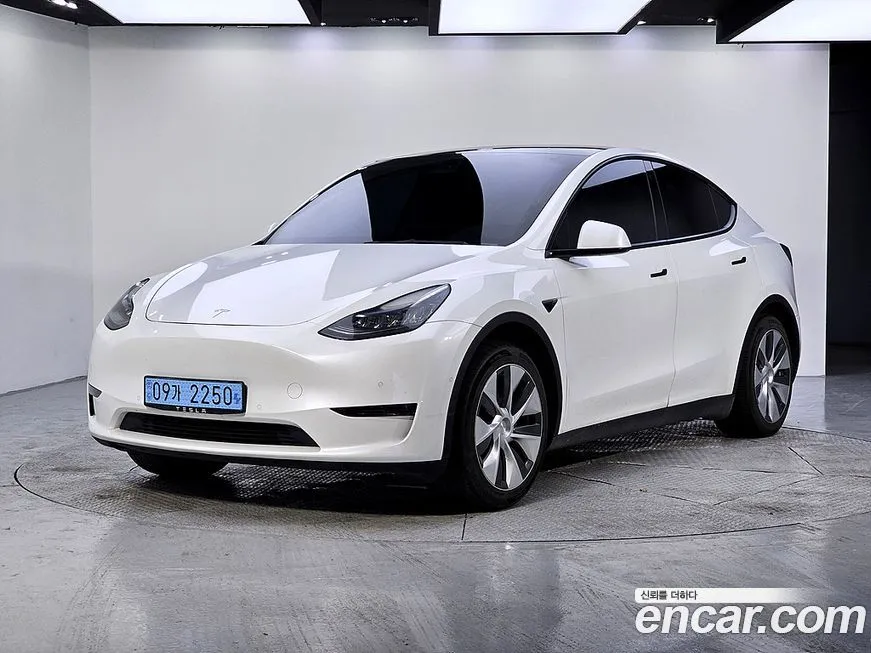 Tesla Model Y — фото 1
