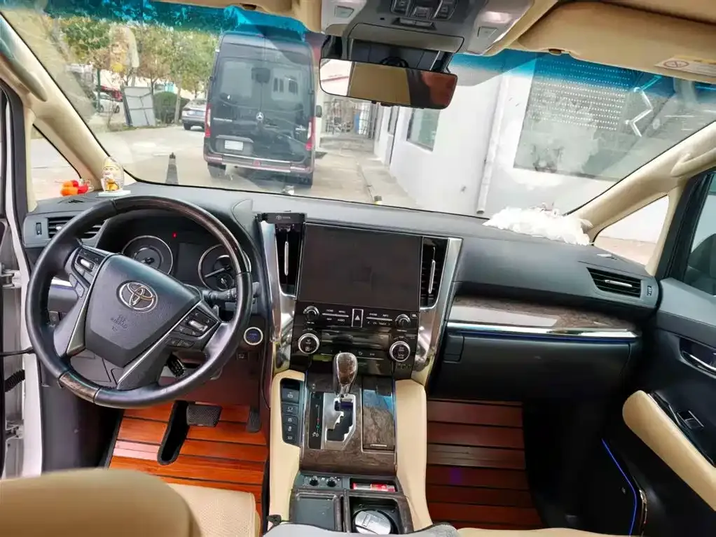 Toyota Vellfire — фото 2