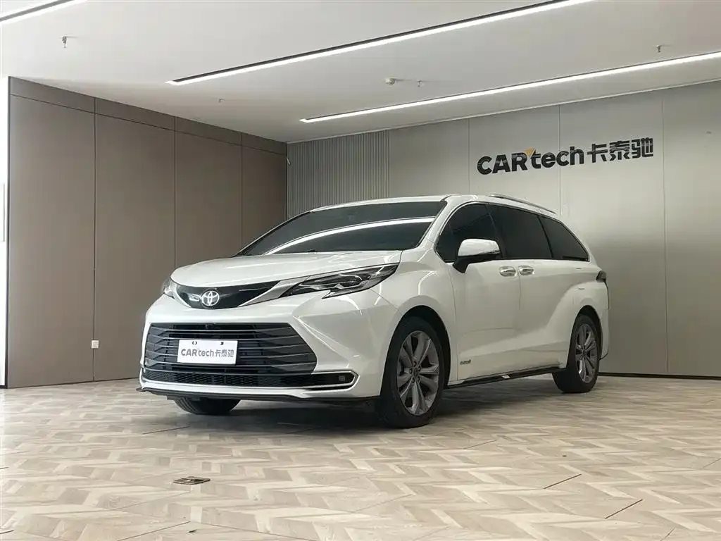 Toyota Sienna — фото 1
