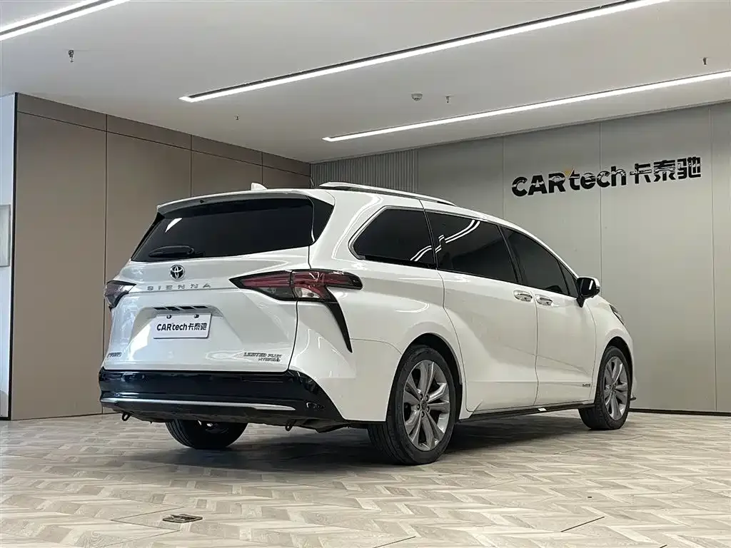 Toyota Sienna — фото 5