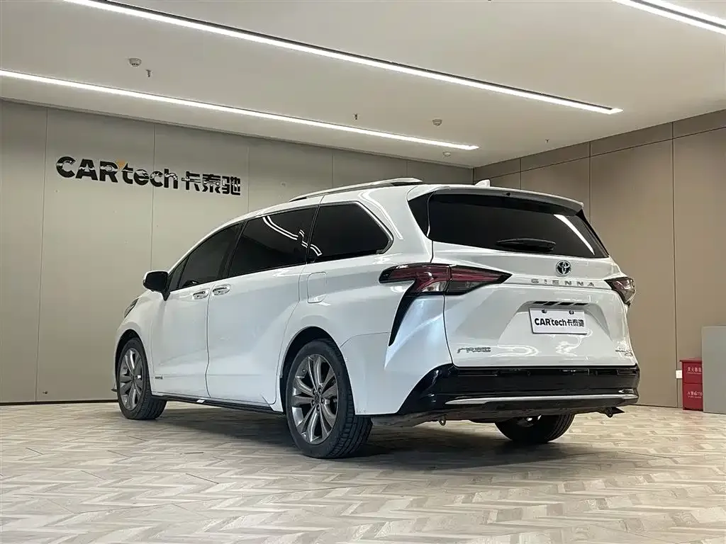 Toyota Sienna — фото 7