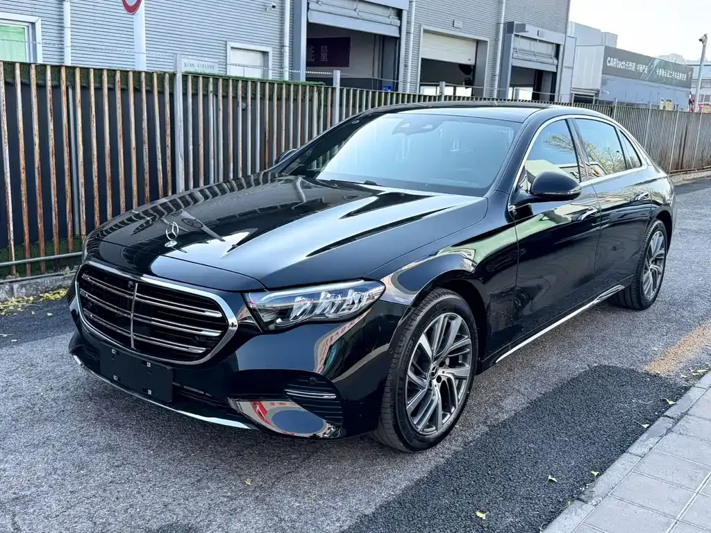 Mercedes-Benz E-Class — фото 1