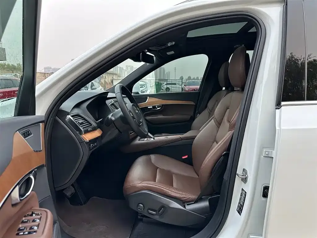 Volvo XC90 — фото 9