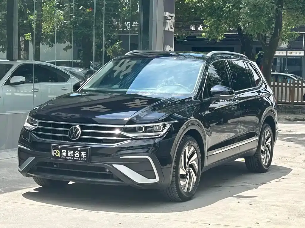 Volkswagen Tiguan L — фото 1