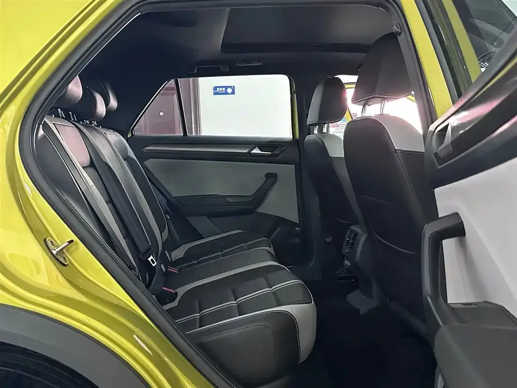 Volkswagen T-Roc — фото 6