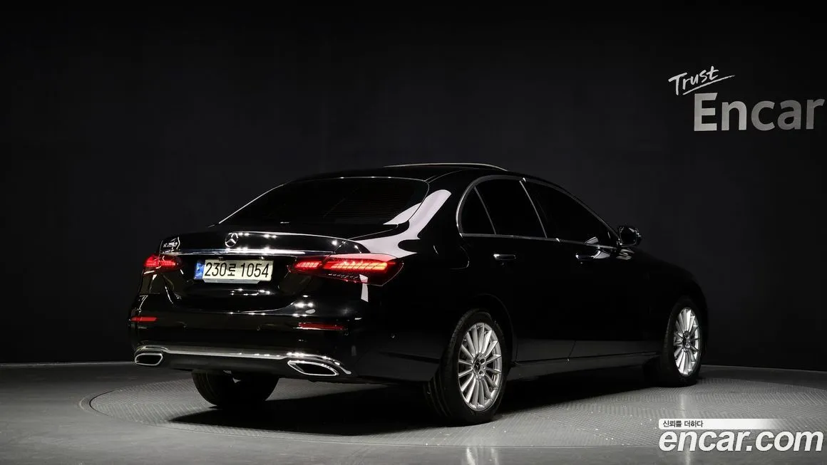 Mercedes-Benz E-Class — фото 2