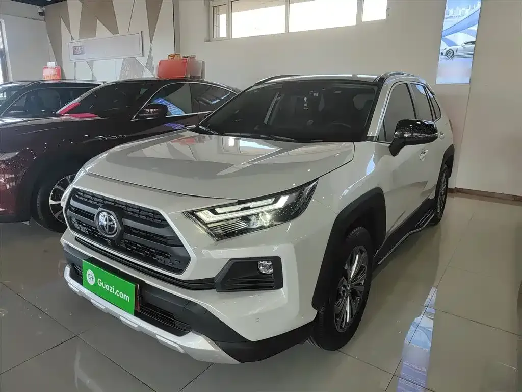 Toyota RAV4 — фото 1