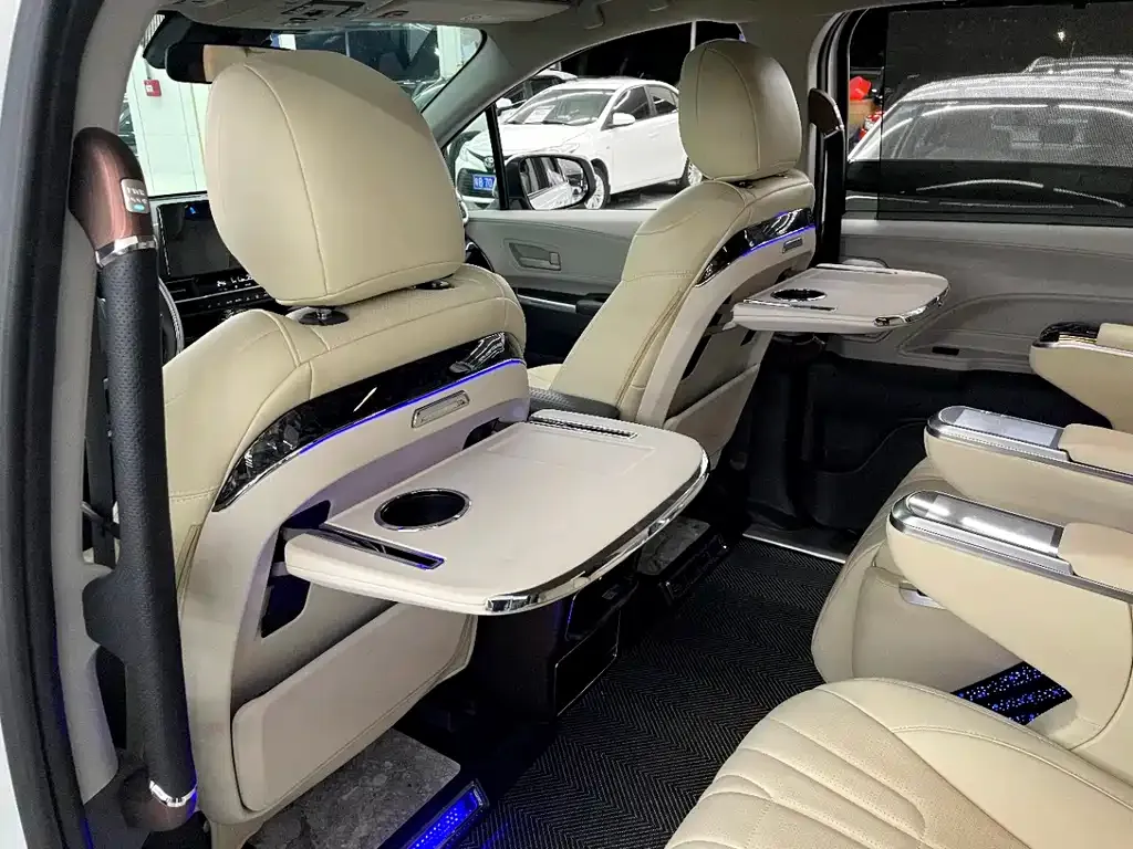 Toyota Granvia — фото 6