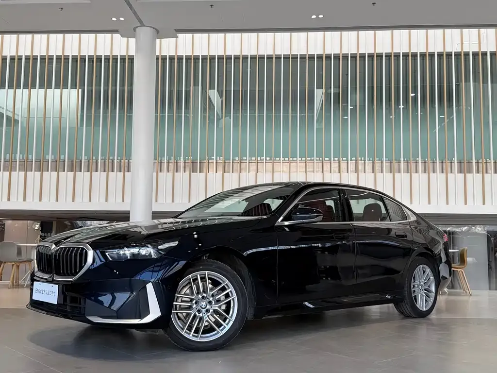 BMW 5 Series — фото 1