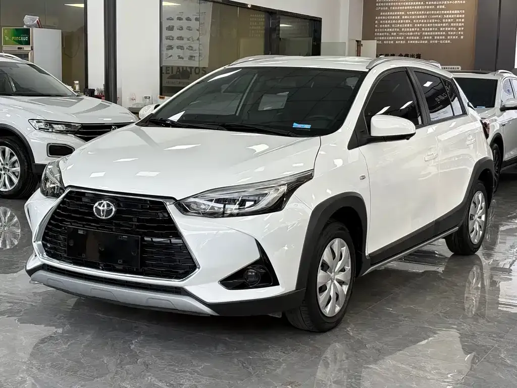 Toyota Yaris L — фото 1