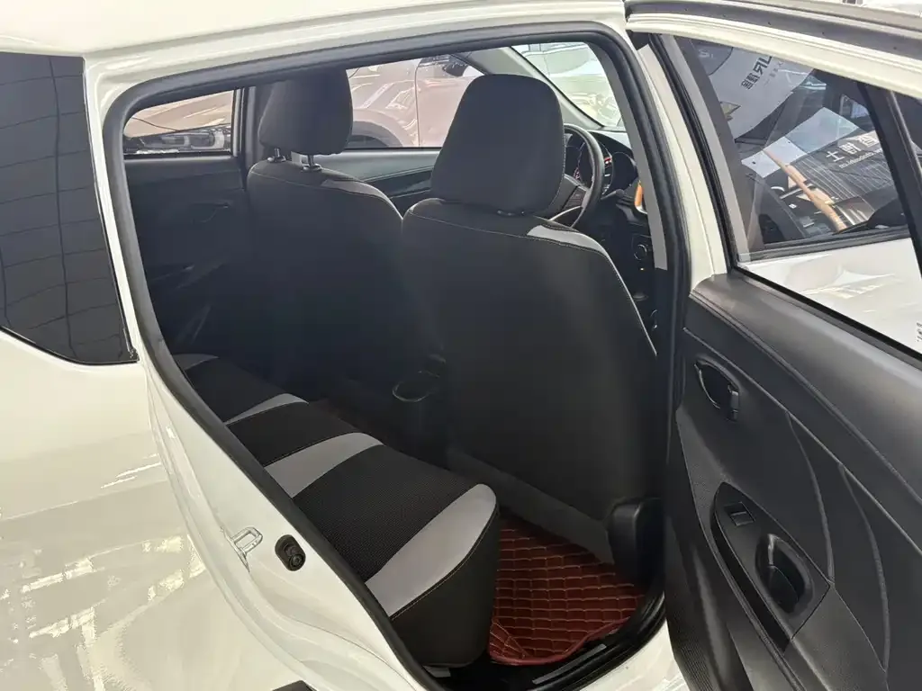 Toyota Yaris L — фото 10