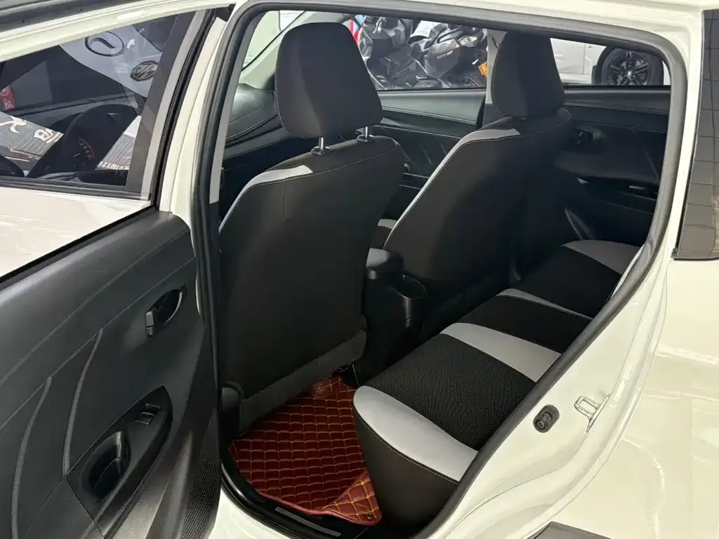Toyota Yaris L — фото 7