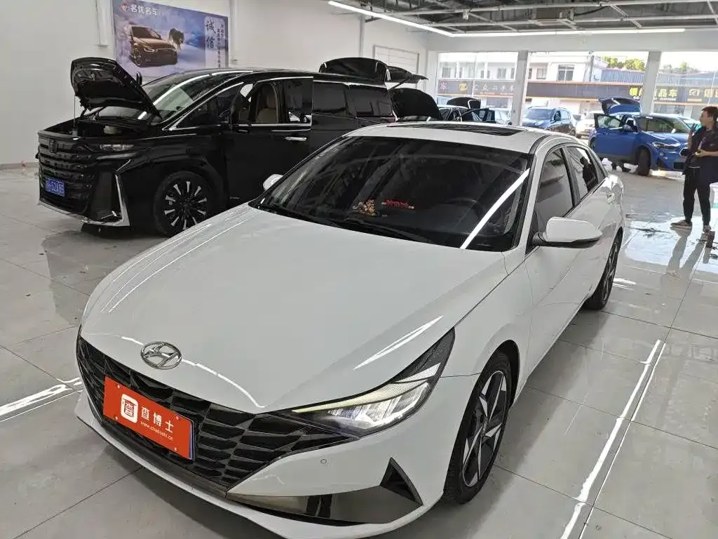 Hyundai Elantra — фото 1
