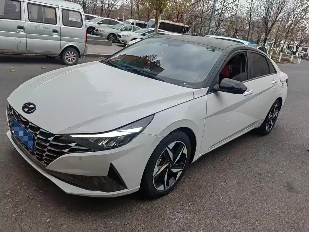 Hyundai Elantra — фото 1