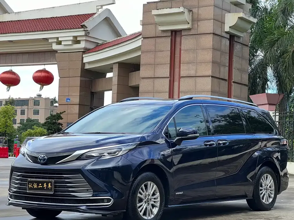 Toyota Sienna — фото 1
