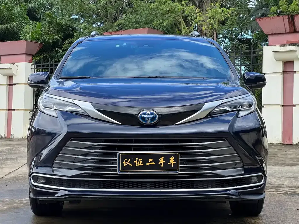 Toyota Sienna — фото 2