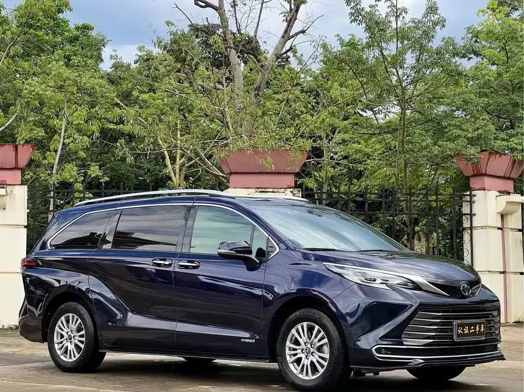 Toyota Sienna — фото 3