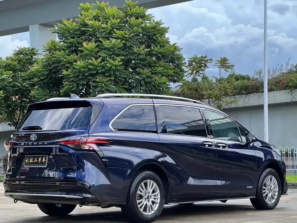 Toyota Sienna — фото 6